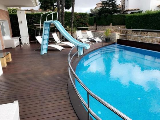 Foto 1 de Venta de chalet en Fenals de 6 habitaciones con terraza y piscina