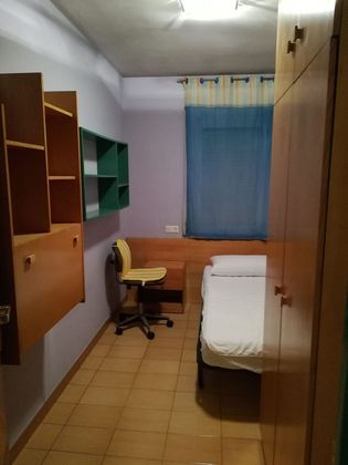Foto 1 de Piso en alquiler en El Sucre-Universitat de 4 habitaciones con muebles y calefacción