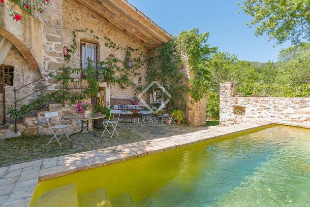 Foto 2 de Casa rural en venda a Esponellà de 8 habitacions amb terrassa i piscina