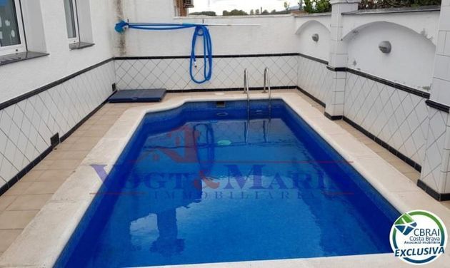 Foto 1 de Venta de chalet en Empuriabrava de 4 habitaciones con terraza y piscina