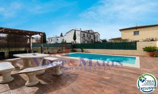 Foto 1 de Chalet en venta en Avinyonet de Puigventós de 5 habitaciones con terraza y piscina