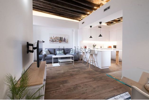 Foto 2 de Alquiler de ático en El Raval de 2 habitaciones con terraza y muebles