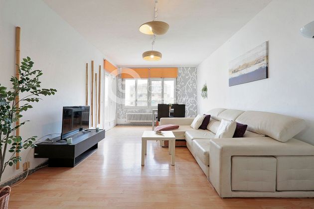 Foto 2 de Piso en alquiler en Premià de Mar de 4 habitaciones con muebles y balcón