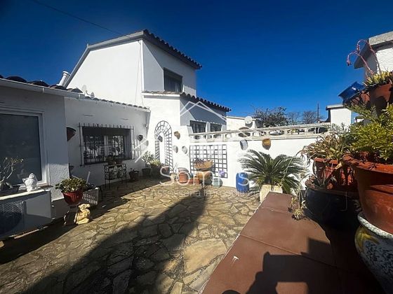 Foto 1 de Casa en venda a Escala, L´ de 2 habitacions amb terrassa i jardí
