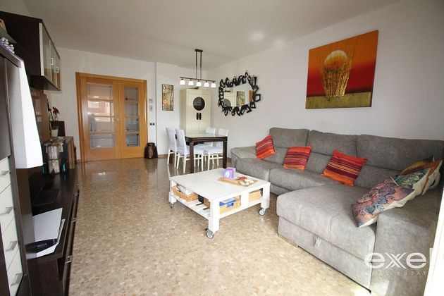 Foto 2 de Pis en venda a Fontsanta - Fatjó de 3 habitacions amb piscina i garatge