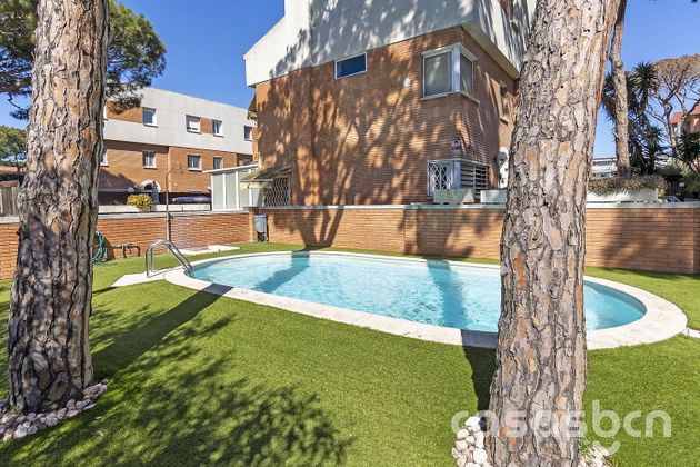 Foto 1 de Casa en venda a Gavà Mar de 4 habitacions amb terrassa i piscina
