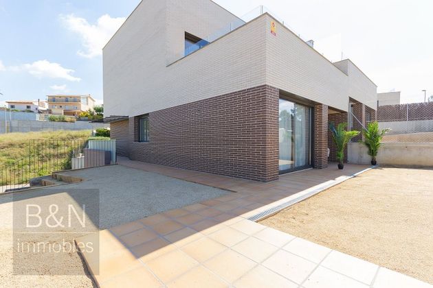 Foto 2 de Venta de casa adosada en Viladecavalls de 4 habitaciones con terraza y piscina
