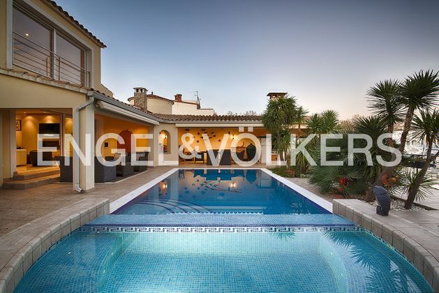 Foto 2 de Casa en venda a Empuriabrava de 4 habitacions amb piscina i garatge