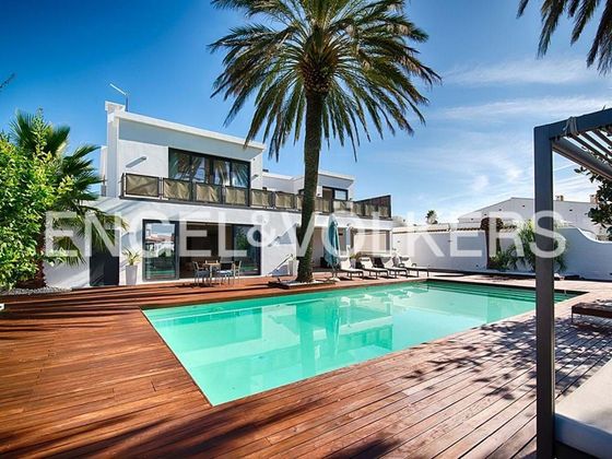 Foto 2 de Casa en venda a Empuriabrava de 6 habitacions amb terrassa i piscina