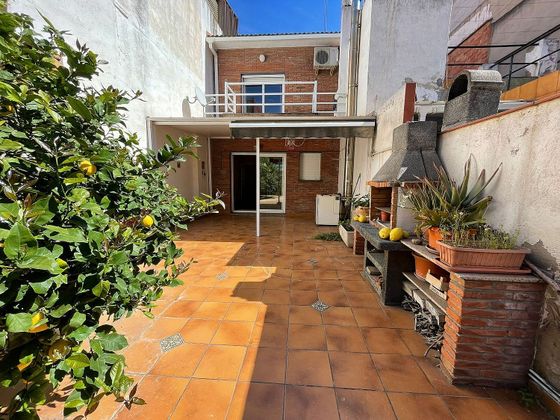 Foto 2 de Casa adosada en venta en Centre - Eixample – Can Llobet – Can Serra de 3 habitaciones con terraza y jardín