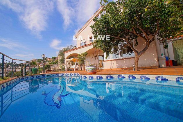Foto 1 de Casa en venta en Santa Susanna de 5 habitaciones con piscina y garaje