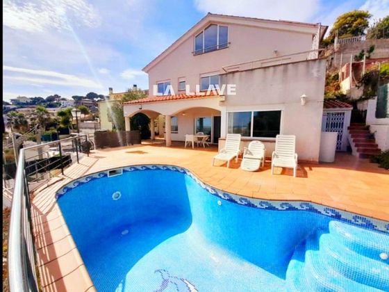 Foto 2 de Casa en venda a Santa Susanna de 5 habitacions amb piscina i garatge