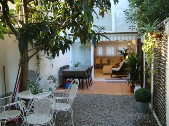 Foto 2 de Alquiler de dúplex en Platja Llarga de 2 habitaciones con terraza y jardín