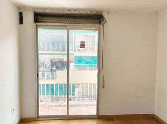 Foto 2 de Piso en venta en Canovelles de 3 habitaciones con terraza y balcón