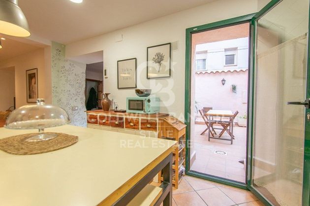 Foto 2 de Casa en venta en calle De Baix de 4 habitaciones con terraza y aire acondicionado