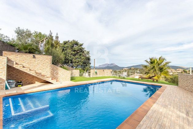 Foto 2 de Chalet en venta en calle Xoriguer de 6 habitaciones con terraza y piscina