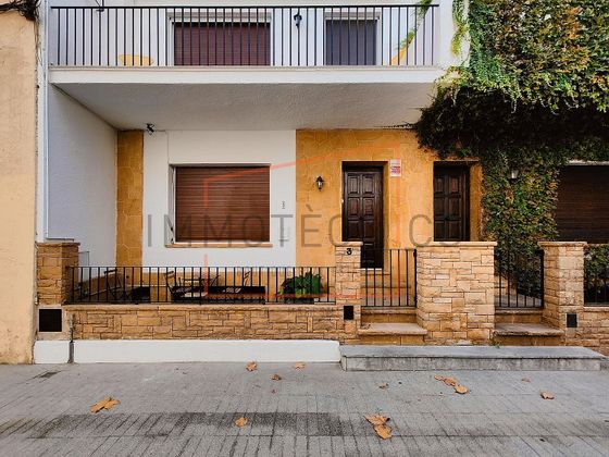Foto 1 de Casa adossada en venda a Caldes d´Estrac de 7 habitacions amb terrassa i balcó