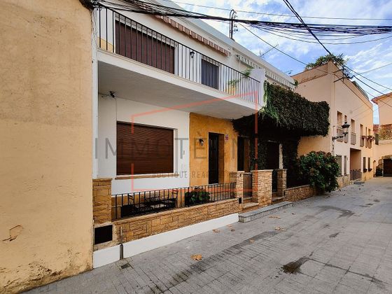 Foto 2 de Casa adossada en venda a Caldes d´Estrac de 7 habitacions amb terrassa i balcó