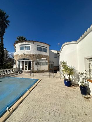 Foto 1 de Xalet en venda a Empuriabrava de 5 habitacions amb terrassa i piscina