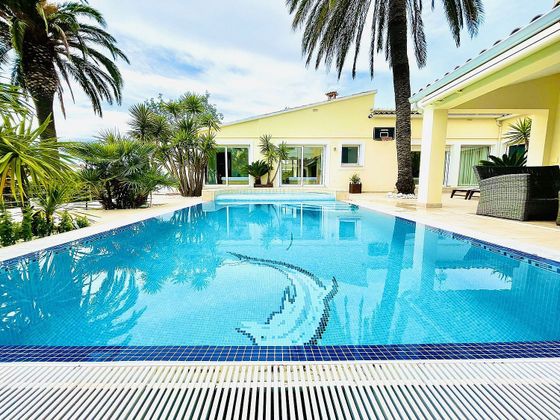 Foto 1 de Xalet en venda a Empuriabrava de 4 habitacions amb terrassa i piscina