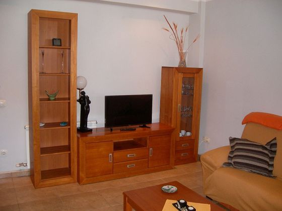 Foto 2 de Piso en alquiler en avenida Catalunya de 2 habitaciones con terraza y muebles