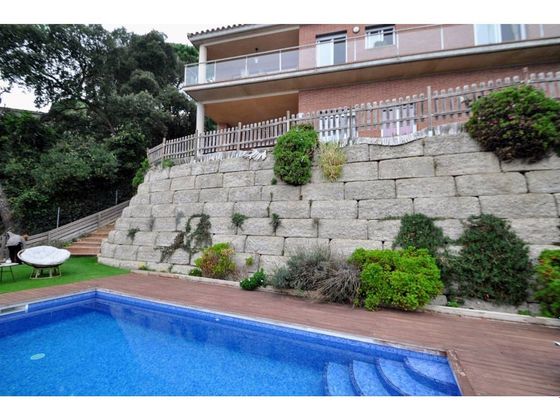Foto 1 de Venta de casa en calle De Les Roselles de 6 habitaciones con terraza y piscina