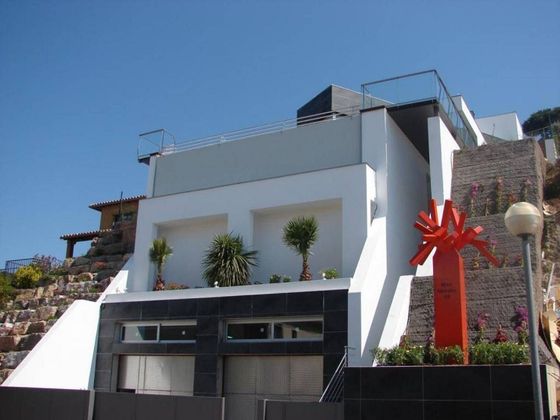 Foto 2 de Casa en venda a plaza De la Solidaritat de 4 habitacions amb terrassa i garatge