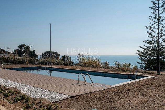 Foto 2 de Casa adosada en venta en Montgat de 4 habitaciones con terraza y piscina