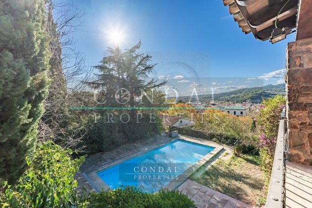 Foto 2 de Venta de casa en calle Josep Carner de 6 habitaciones con terraza y piscina