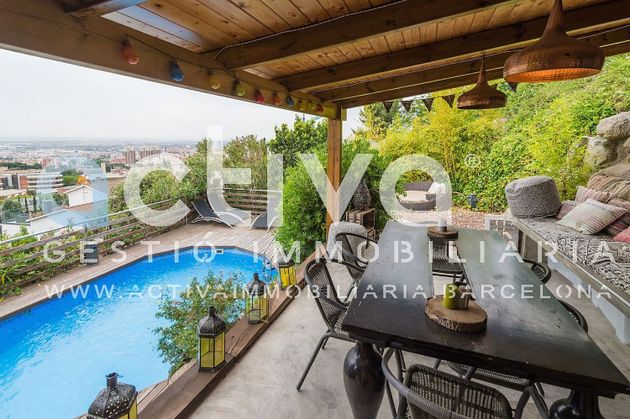 Foto 1 de Casa adosada en venta en plaza Doña Carolina de 6 habitaciones con terraza y piscina