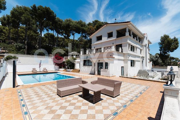 Foto 1 de Xalet en venda a Montmar de 9 habitacions amb terrassa i piscina
