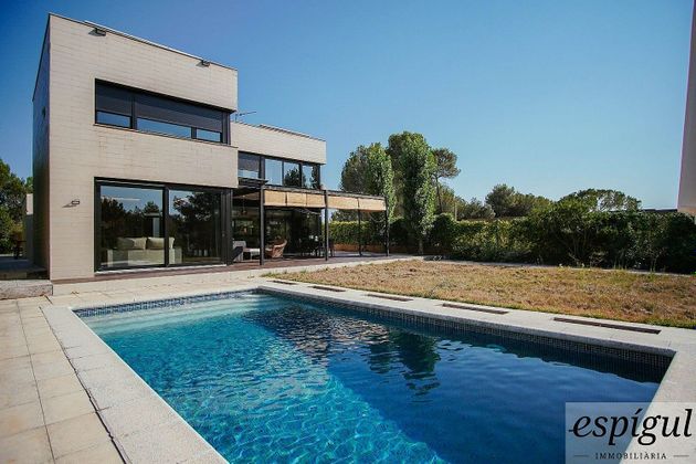 Foto 1 de Venta de casa en Sant Julià de Ramis de 5 habitaciones con terraza y piscina