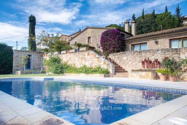 Foto 1 de Casa rural en venda a Can Semi - Mas Nou - Mas Ros de 4 habitacions amb terrassa i piscina