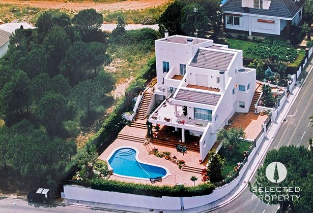 Foto 1 de Chalet en venta en Llers de 7 habitaciones con terraza y piscina