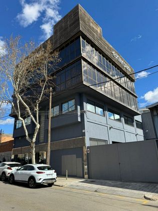 Foto 1 de Nau en venda a Almeda - El Corte Inglés de 2350 m²