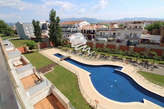 Foto 1 de Pis en venda a Empuriabrava de 2 habitacions amb terrassa i piscina