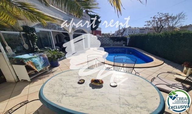 Foto 2 de Casa en venda a Empuriabrava de 3 habitacions amb terrassa i piscina