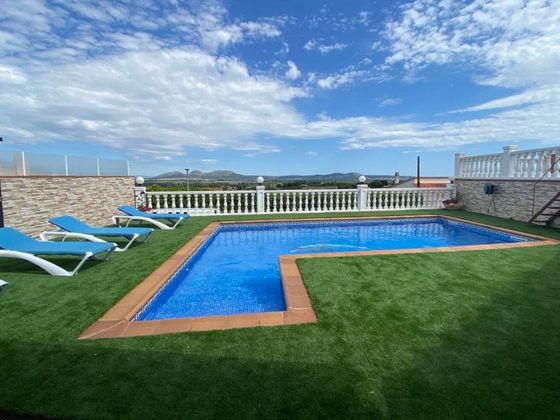 Foto 1 de Venta de casa en urbanización Mas Tomasi de 5 habitaciones con terraza y piscina