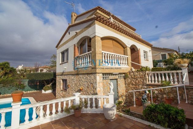 Foto 1 de Venta de chalet en La Muntanyeta - La Franquesa de 4 habitaciones con terraza y piscina
