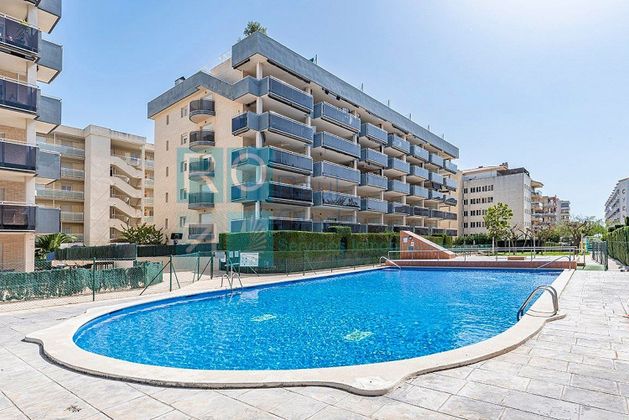 Foto 2 de Venta de piso en calle Amadeu Vives de 4 habitaciones con terraza y piscina