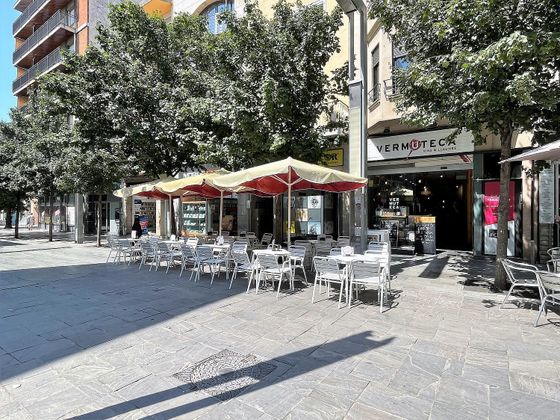 Foto 2 de Traspàs local a plaza Lluís Perpinyà amb terrassa i aire acondicionat