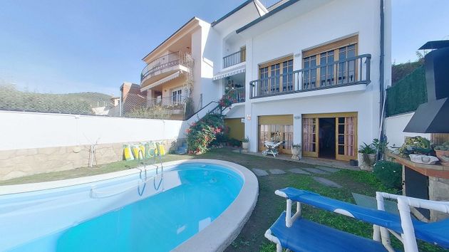 Foto 1 de Casa adosada en venta en Centre - Castellar del Vallès de 5 habitaciones con terraza y piscina