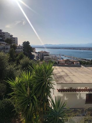 Foto 1 de Pis en venda a Port Esportiu - Puig Rom - Canyelles de 2 habitacions amb terrassa i jardí
