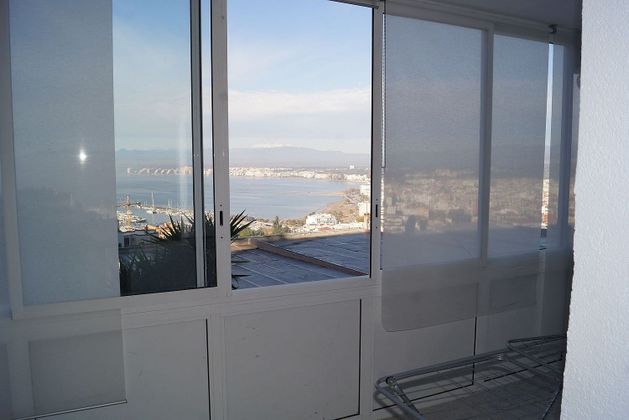 Foto 2 de Venta de piso en Port Esportiu - Puig Rom - Canyelles de 2 habitaciones con terraza y jardín