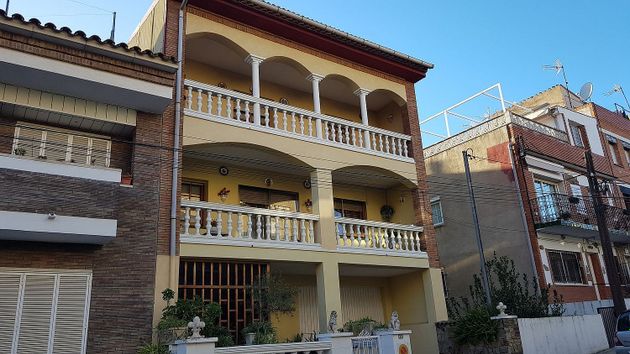 Foto 2 de Casa adossada en venda a calle Joanot Martorell de 5 habitacions amb terrassa i piscina