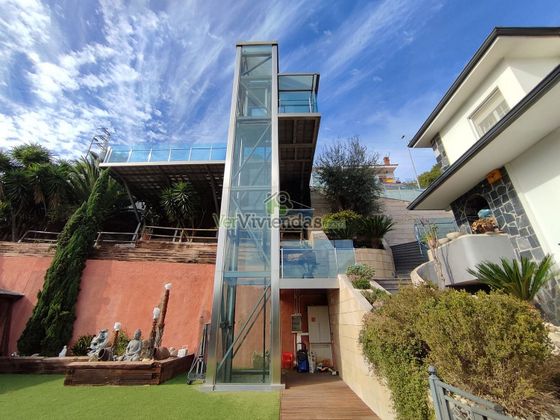 Foto 2 de Xalet en venda a Vallirana de 7 habitacions amb terrassa i piscina