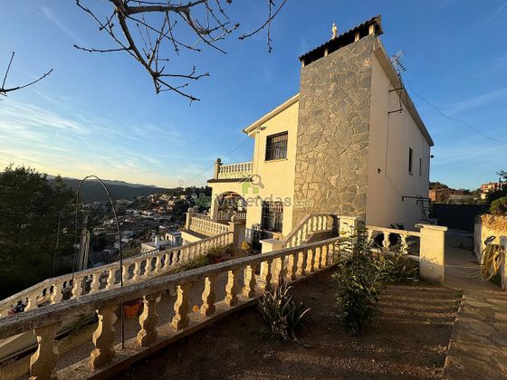 Foto 2 de Venta de chalet en Torrelles de Llobregat de 7 habitaciones con terraza y jardín