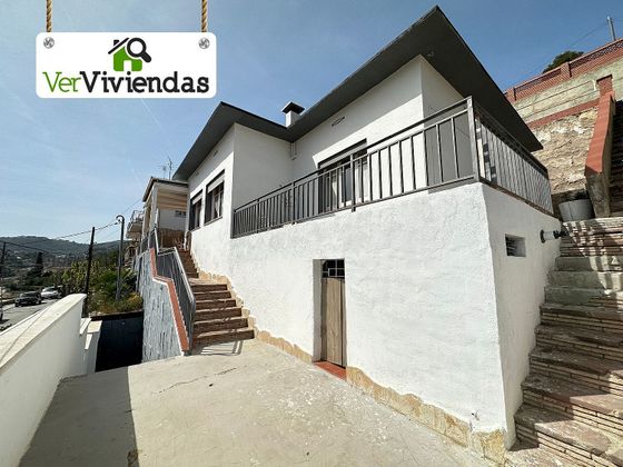 Foto 1 de Xalet en venda a Vallirana de 4 habitacions amb terrassa i balcó