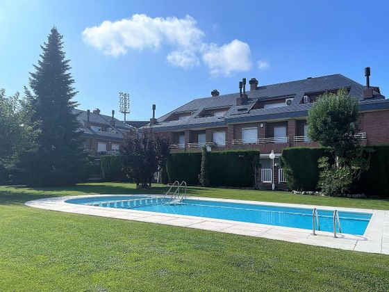 Foto 2 de Casa en venda a Joc de la Bola - Camps d'Esports - Ciutat Jardí - Montcada de 5 habitacions amb terrassa i piscina