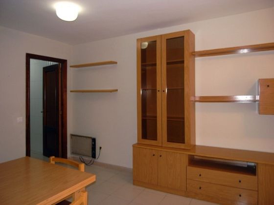 Foto 1 de Piso en alquiler en Centre Històric - Rambla Ferran - Estació de 1 habitación con muebles y balcón
